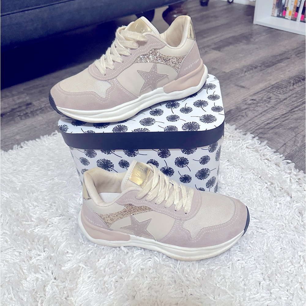 Women’s VH- Vintage Havana tennis shoes size 8. Cream and gold accents